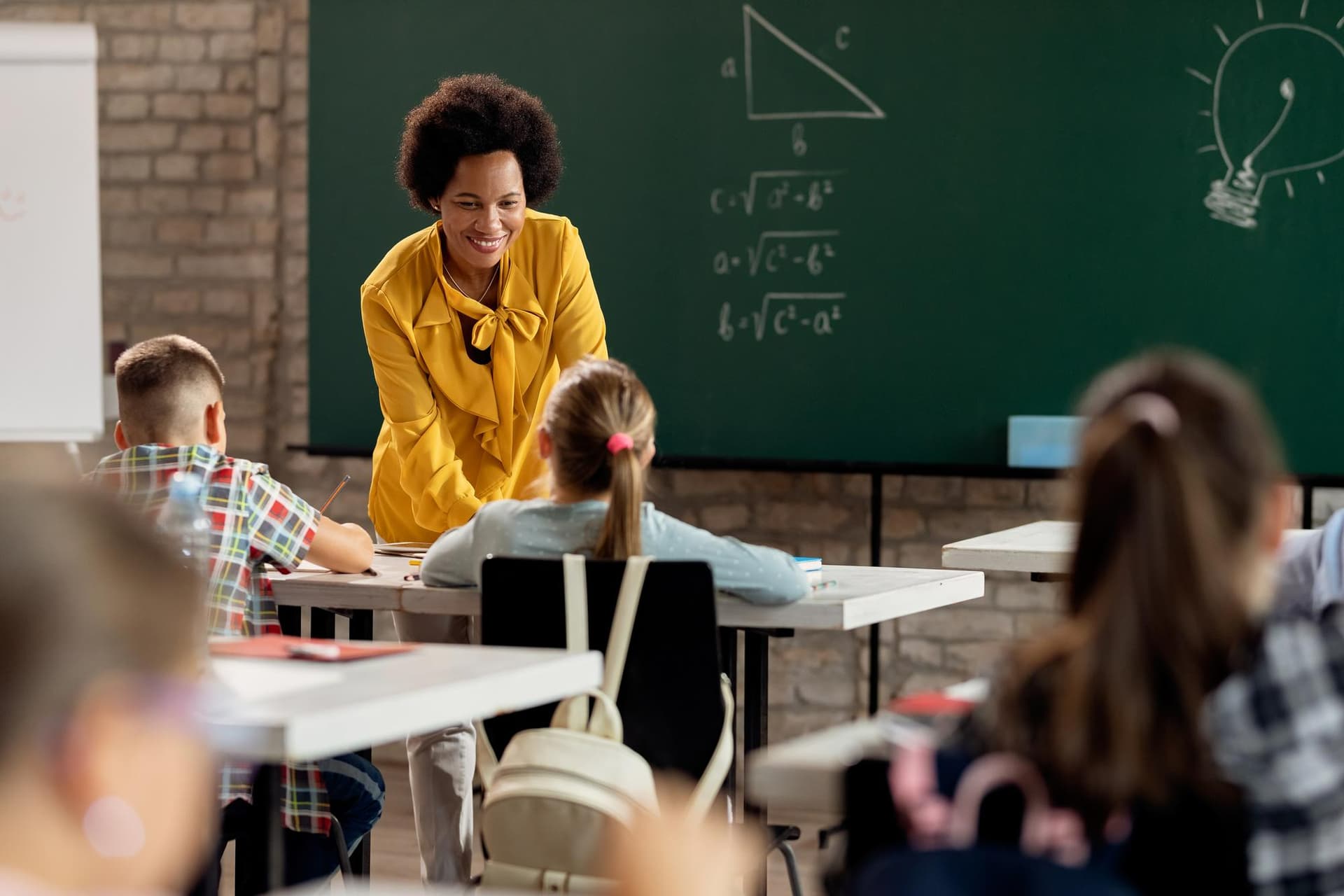Professora dando aula