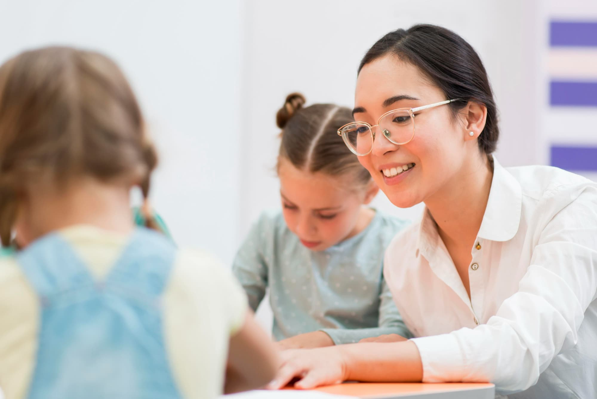 Professora com alunos